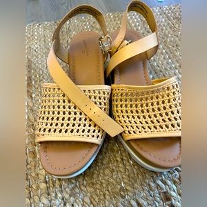Universal thread sandals